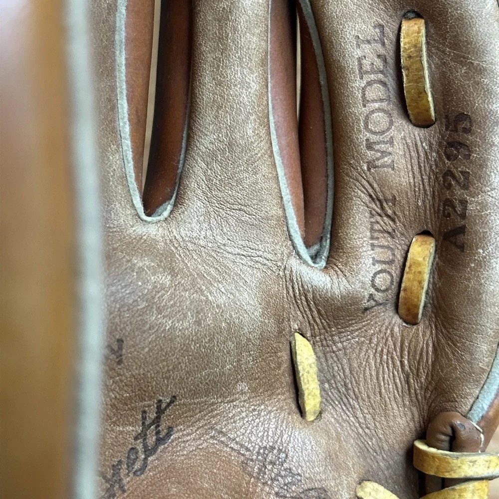 Wilson Signature Model A2295 Brown Leather Youth Baseball Glove George Brett RHT